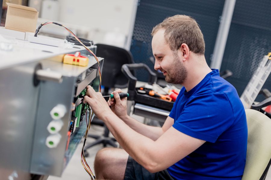 Elektrikář (M/Ž) – Náborový příspěvek 30&nbsp;000&nbsp;Kč
